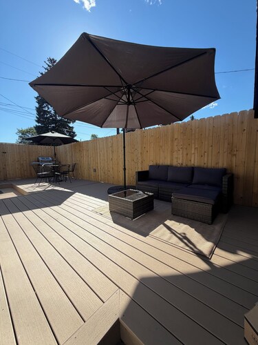 New Luxury Retreat - Hot Tub - Walk Downtown - Tesla Universal EV Charger