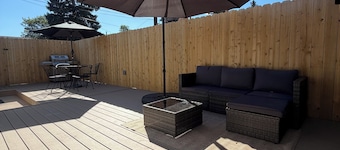 New Luxury Retreat - Hot Tub - Walk Downtown - Tesla Universal EV Charger
