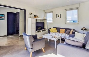 A modern living room with a sofa, armchairs, a coffee table, and a TV. - 3 bedroom gorgeous home in Combrit (Combrit)