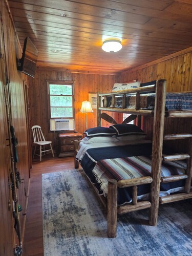 Classic 3-bedroom cabin on KY Lake in charming Gilbertsville