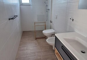 Dusche, Haartrockner, Handtücher