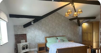 The Hurst Stable, Sleeps 4 with Hot Tub & Parking