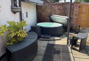 Terrace/patio - The Hurst Stable, Sleeps 4 with Hot Tub & Parking (Stafford)