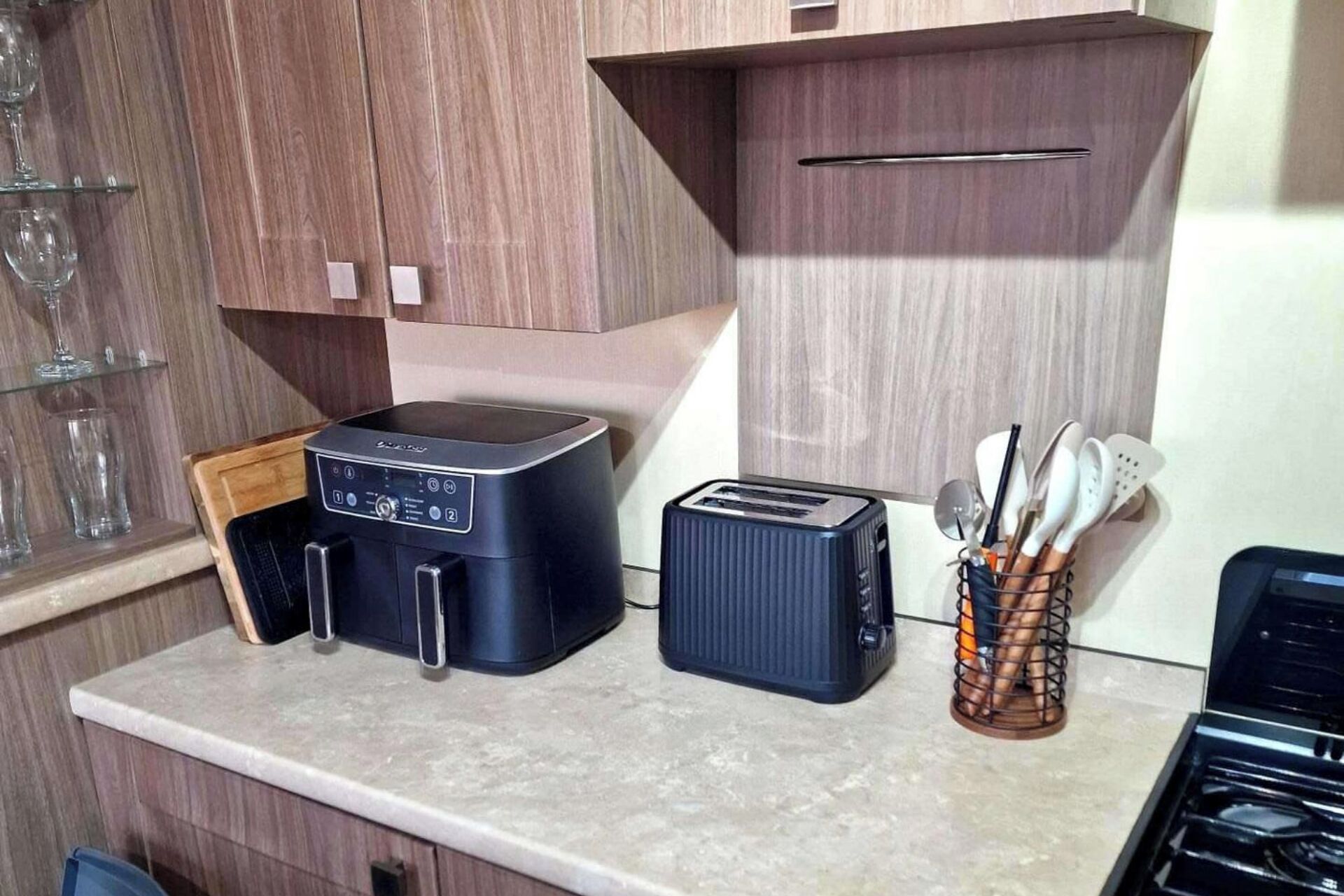 Coffee/tea maker, fridge, microwave, oven