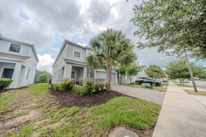 A residential area with houses, a paved driveway, and a sidewalk. - Go!#41 - WINDSOR AT WESTSIDE (Kissimmee)