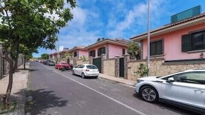 A residential street with houses, parked cars, and a clear sky. - Casa De Invitados El Rincon De Itara (Firgas)