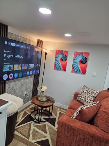 Cozy  2BR Suite • Private Entry • Free Parking• self check-in