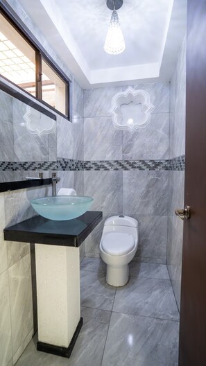 Bathroom - Fantastic 6-bedroom resort with AC in sunny San Salvador, Luxury house villa (San Salvador)