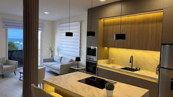 Deluxe Apartment, Ocean View | Private kitchen
