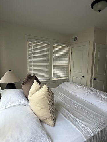 2-bedroom apartment with AC in peaceful Pittsburgh