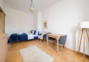 Ein Schlafzimmer mit einem Bett, einem Schreibtisch und einem Stuhl.