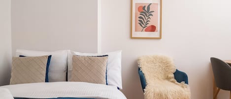 Tabla de planchar con plancha y ropa de cama