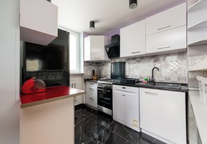 Fridge, oven, stovetop, dishwasher - Metro Targówek Heritage Apartment (Warszawa)