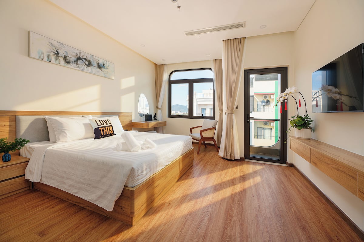 Deluxe Studio, Balcony, City View | Meja, ruang kerja komputer riba, langsir/tirai gelap terus 