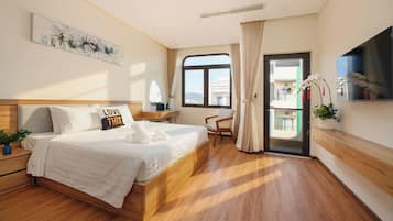 Deluxe Studio, Balcony, City View | Desk, laptop workspace, blackout drapes, iron/ironing board (on request)