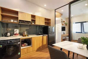 Superior Studio, Ground Floor | Dapur peribadi | Peti sejuk, ketuhar gelombang mikro, dapur 