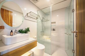 Premium-studiolejlighed - balkon - byudsigt | Badeværelse | Bruser, hårtørrer, hjemmesko, håndklæder