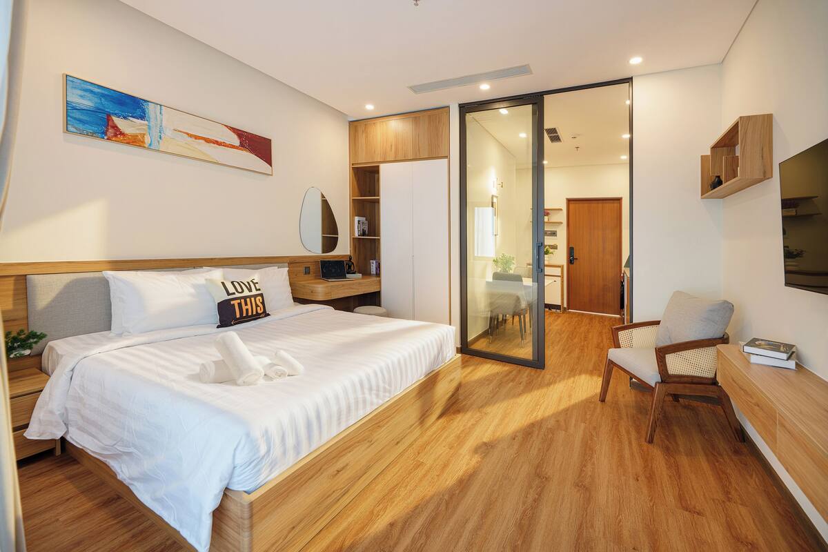 Superior Studio, Balcony | Meja, ruang kerja komputer riba, langsir/tirai gelap terus 