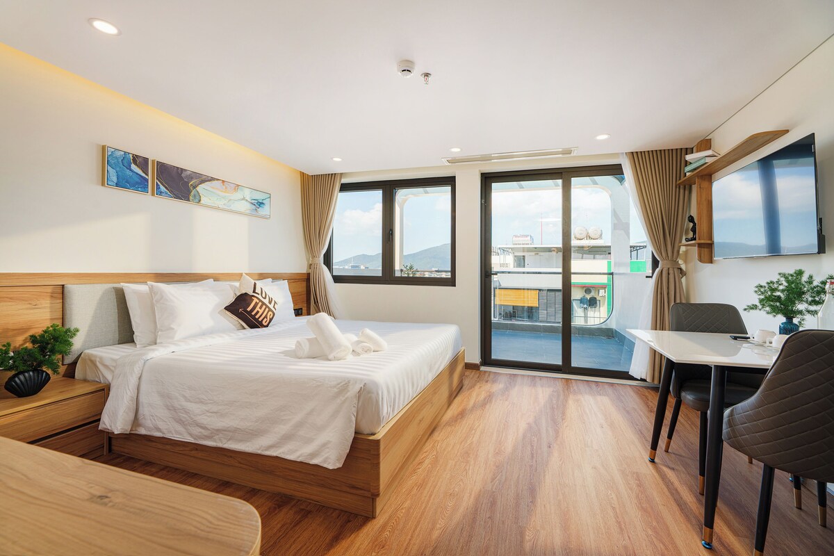 Premium Studio, Balcony, City View | Meja, ruang kerja komputer riba, langsir/tirai gelap terus 