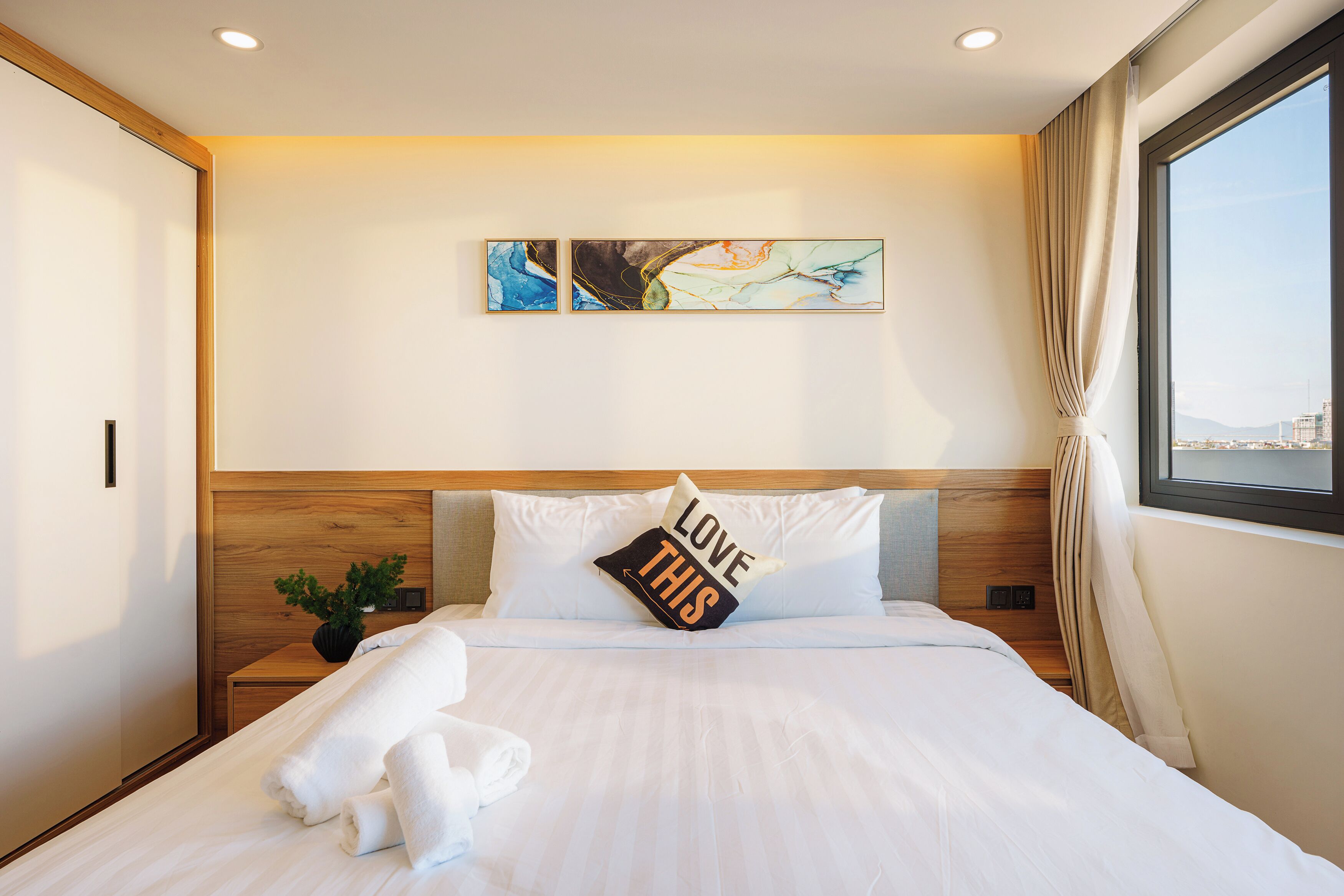 Estudio Premium, balcón, vista a la ciudad | Escritorio, espacio para trabajar con laptop y cortinas blackout 
