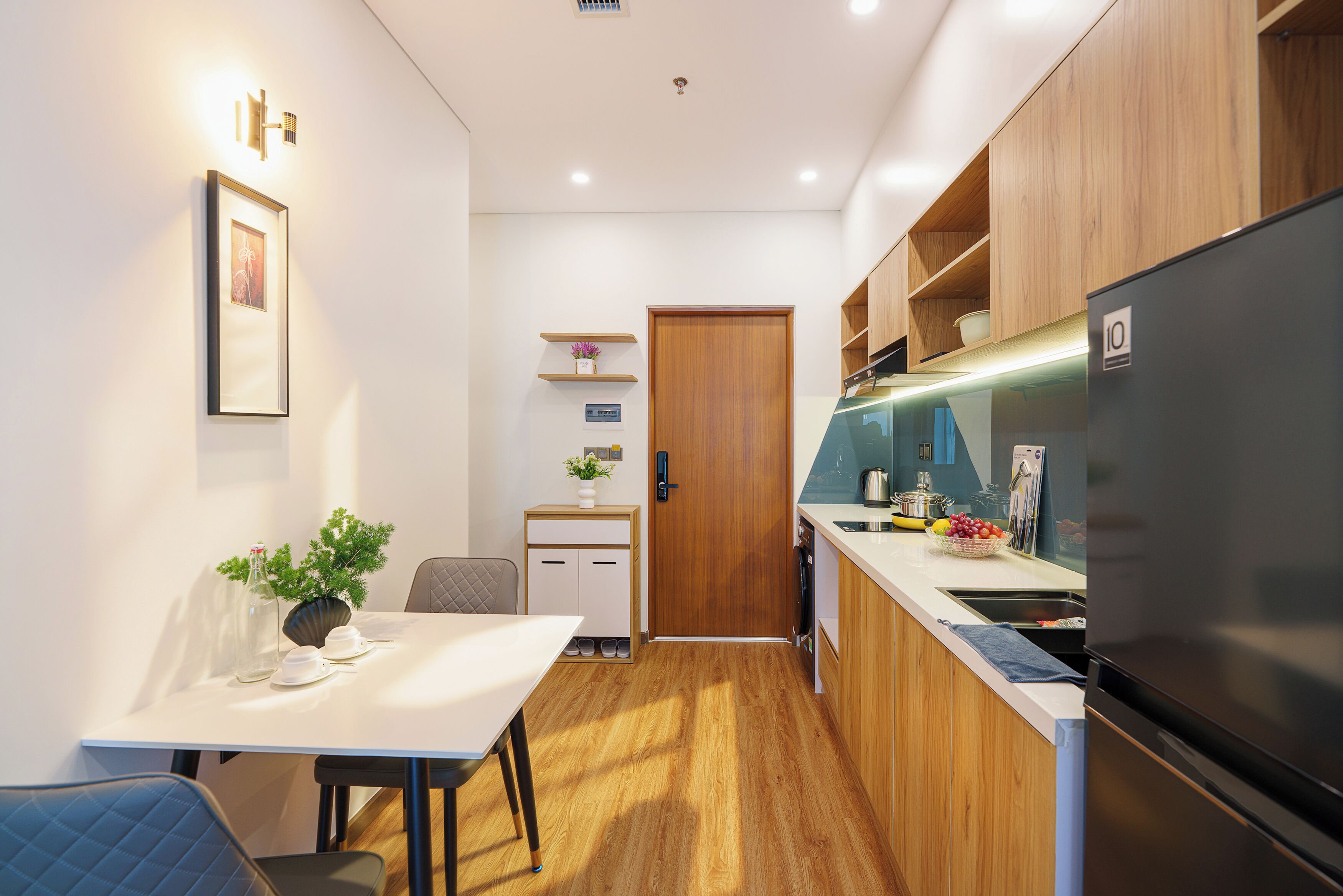 Estudio superior, balcón | Cocina privada | Refrigerador, microondas, parrilla de estufa y utensilios de cocina 