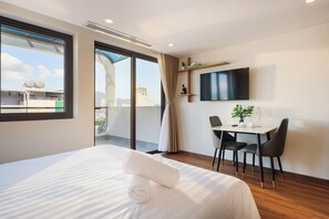 Premium Studio, Balcony, City View | Meja, ruang kerja komputer riba, langsir/tirai gelap terus 