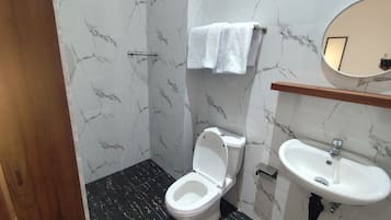 Family Double Room, Courtyard View | Bathroom | Free toiletries, towels, soap, shampoo