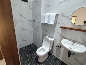 Family Double Room, Courtyard View | Bathroom | Free toiletries, towels, soap, shampoo - Moonrise Rooms (Badung)