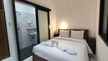 Family Double Room, Courtyard View | Desk, WiFi (free)