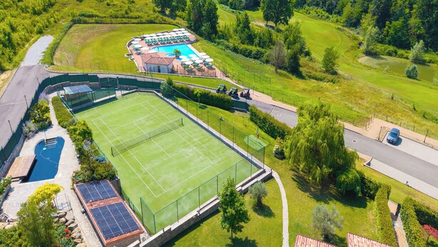 Un parcours de golf doté d’un court de tennis, d’une piscine et de panneaux solaires.