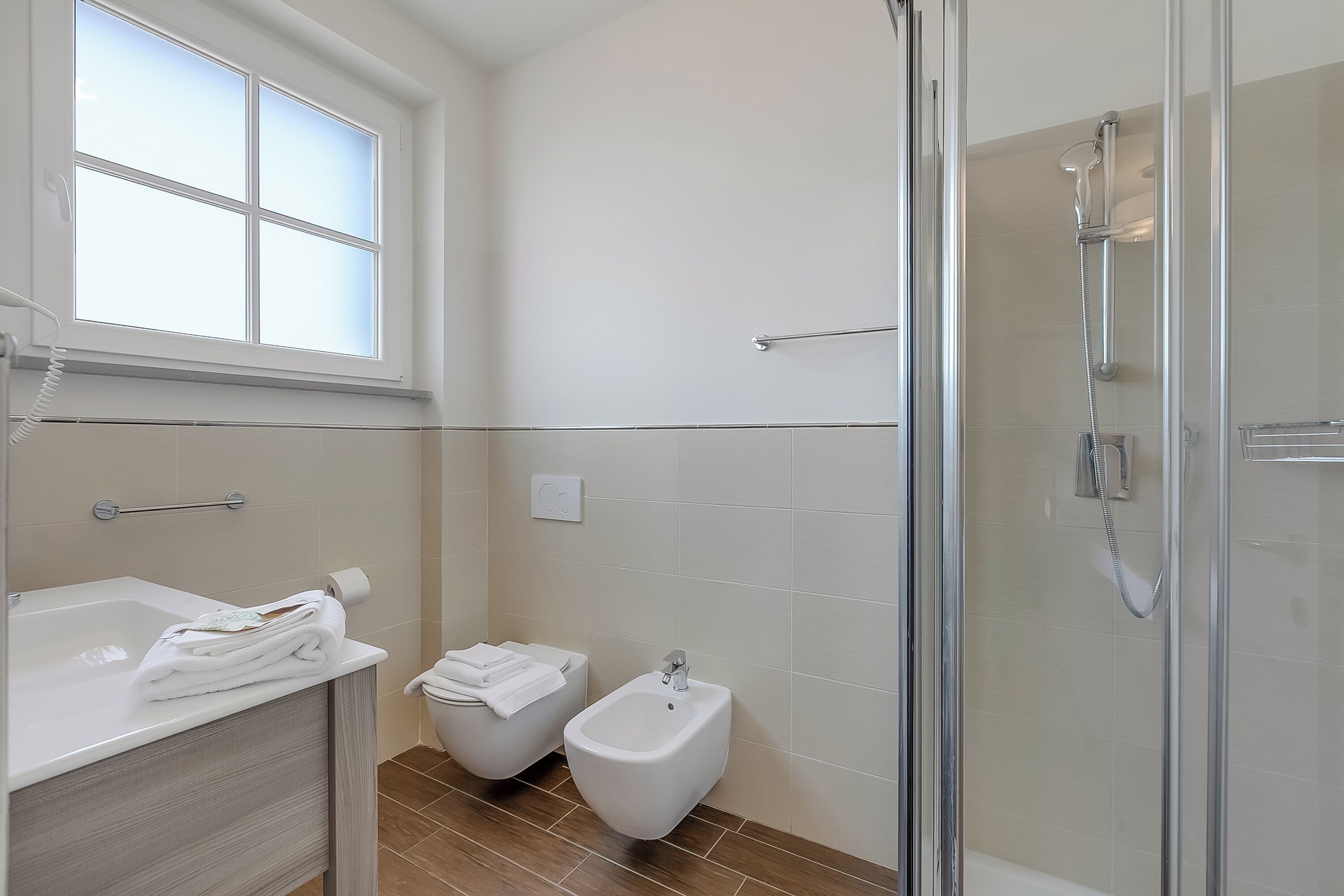 Dusche, Haartrockner, Bidet, Handtücher