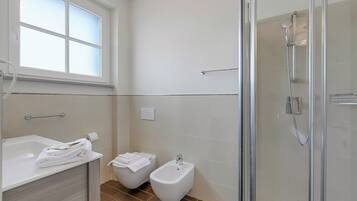 Dusche, Haartrockner, Bidet, Handtücher