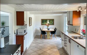 Kaffe- och tebryggare, kylskåp, mikrovågsugn och spishäll