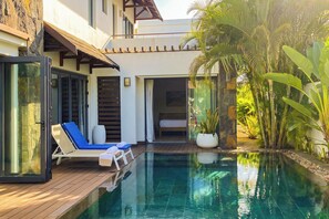 A modern pool area with a clear pool, wooden deck, and lounge chairs. - Villa Garden House GH06, Pool & Holidays, 2 Min To Beach, Mauricius, Mauritius (Mauricius)