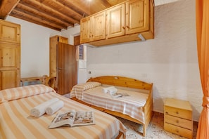 2 bedrooms, WiFi (free), bed sheets