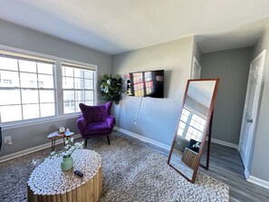 Smart TV - Central 1BR Birmingham Suite with Parking Near Legion Field (Birmingham)