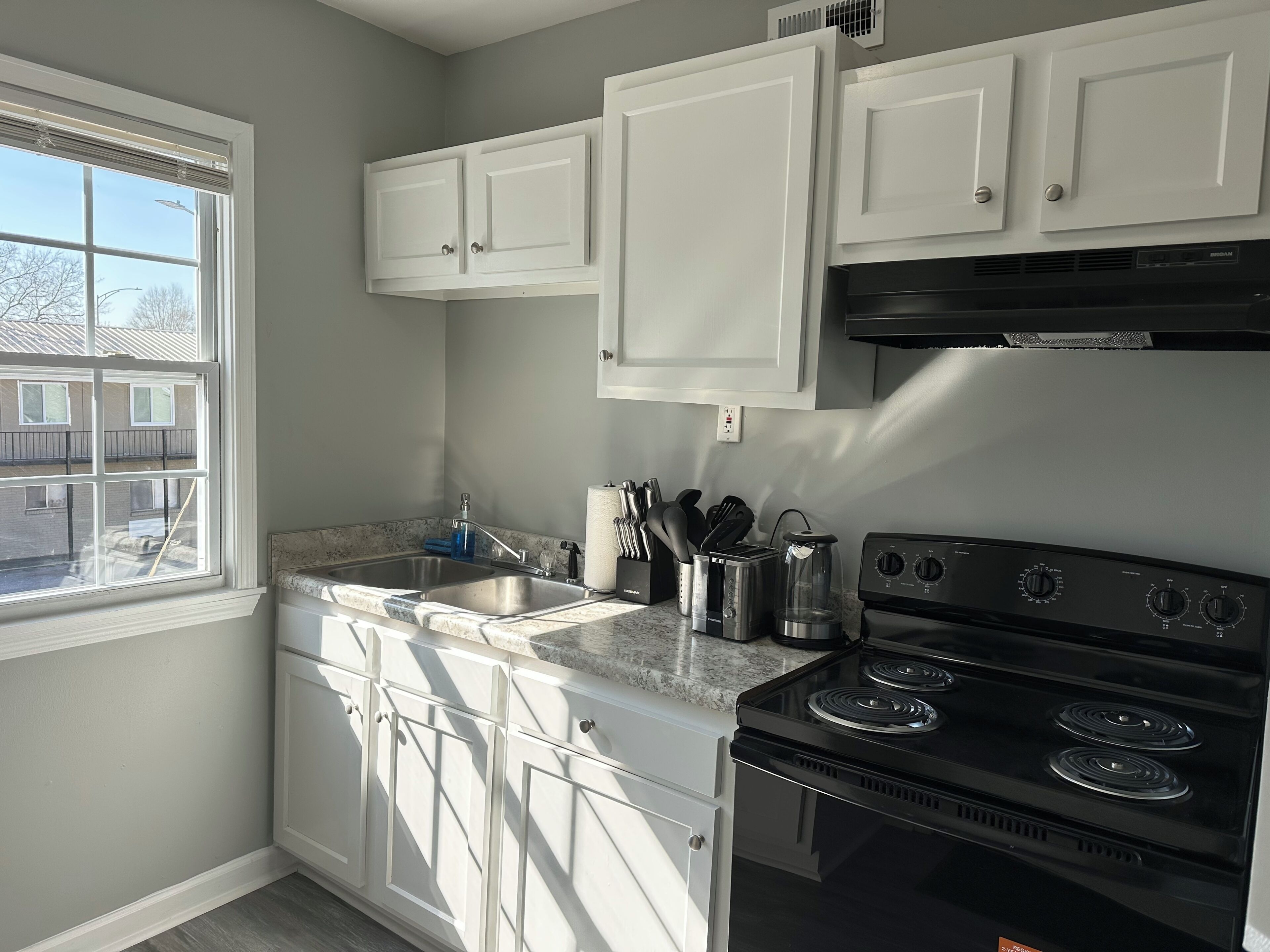 Coffee/tea maker, fridge, microwave, oven