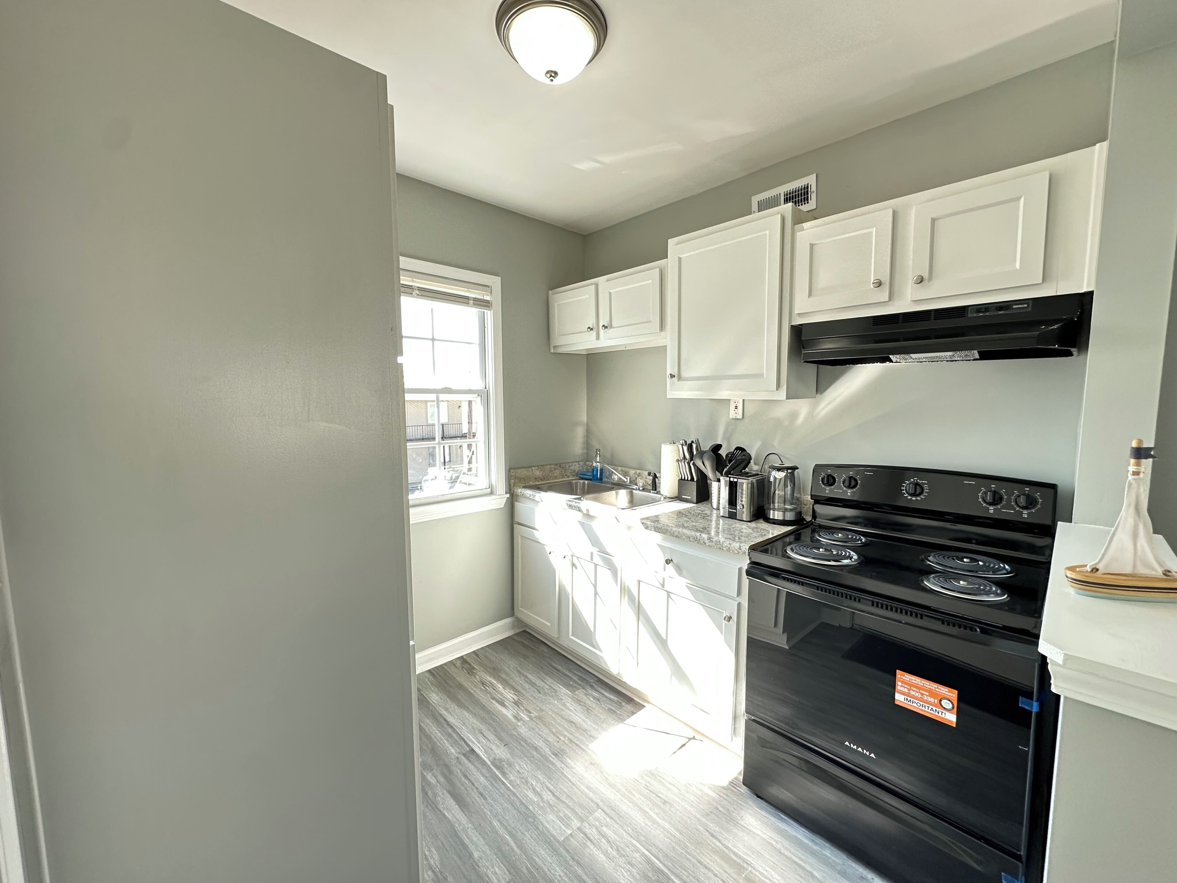 Coffee/tea maker, fridge, microwave, oven