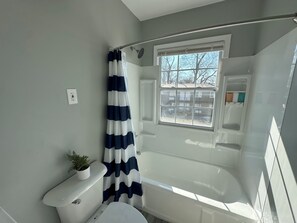 Hair dryer, towels, soap, shampoo - Central 1BR Birmingham Suite with Parking Near Legion Field (Birmingham)