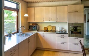 Coffee/tea maker, fridge, microwave, stovetop