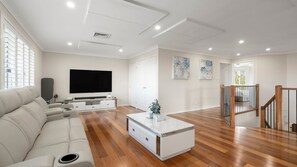 Living area - Drumbern Pool House Macquarie Links (Macquarie Links)