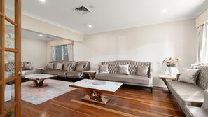 Smart TV - Drumbern Pool House Macquarie Links (Macquarie Links)