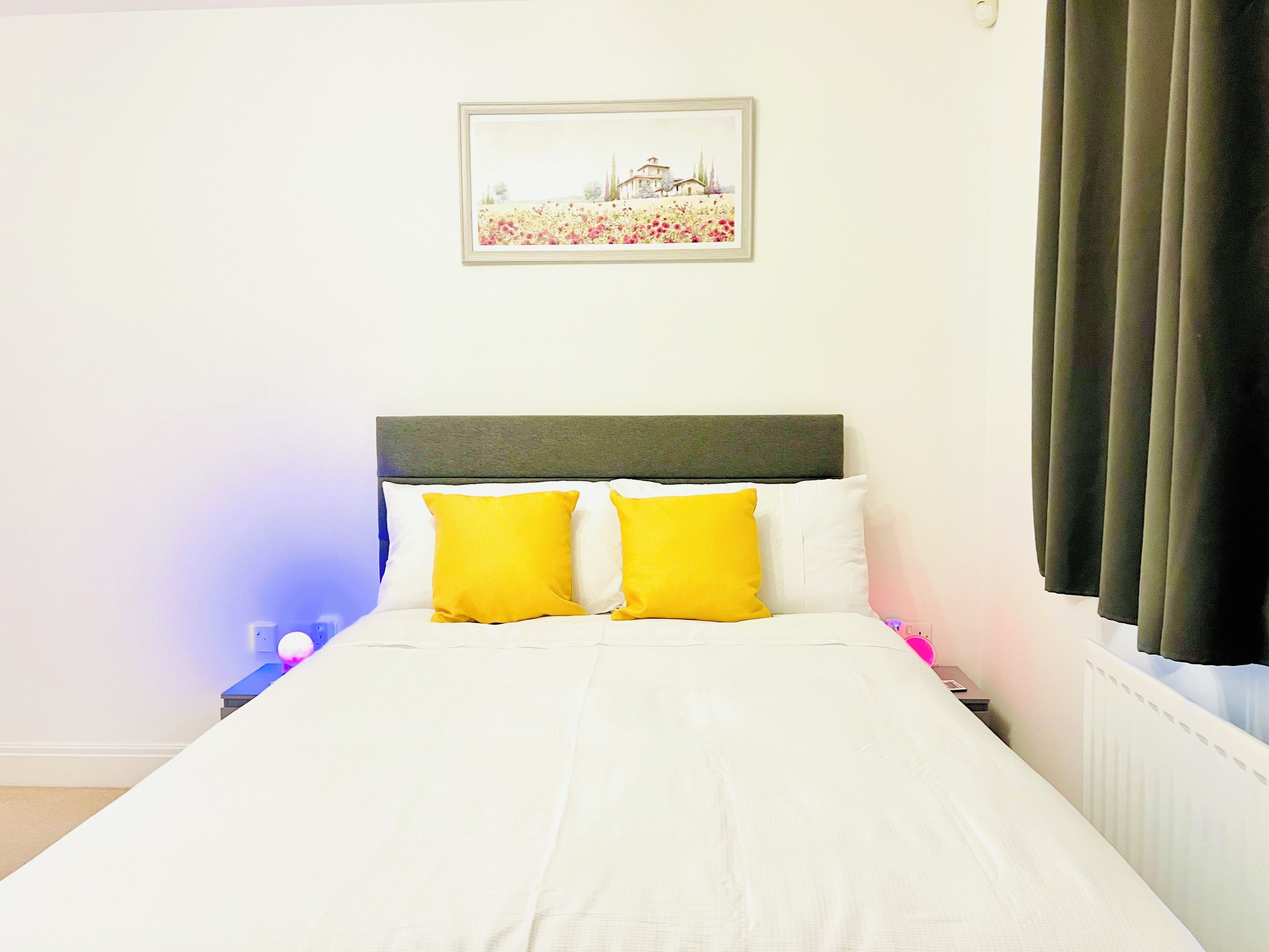 Tabla de planchar con plancha, wifi, ropa de cama