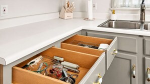 Una cucina con un divisorio per cassetti che contiene diversi utensili e articoli da cucina.