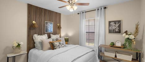Ein Schlafzimmer mit Bett, Deckenventilator, Fenster mit Jalousien, Nachttisch und Wandregal.