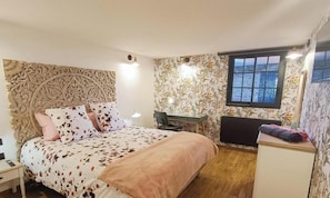 A bedroom with a bed, a desk, a chair, and a window. - Gîtes de France® - Logis de la Mésange Bleue (GIGNAC)