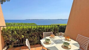 Mesa posta para dois com vista para o mar.