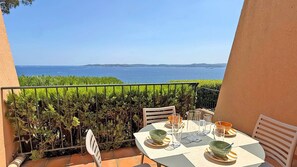 Ein Tisch für zwei Personen mit Blick auf das Meer.