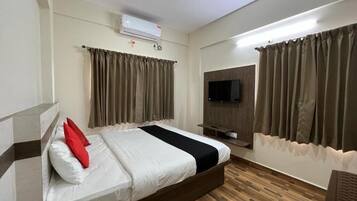 Habitación Deluxe doble, vistas a la ciudad | Caja fuerte, tabla de planchar con plancha, wifi gratis