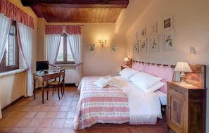 A bedroom with a bed, a desk, a chair, a lamp, and wall-mounted lights. - 6 bedroom pet friendly home in Potenza Picena (Potenza Picena)